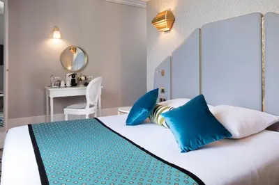 Un ou plusieurs lits dans un hébergement de l'établissement Hôtel Victor Hugo Paris Kléber