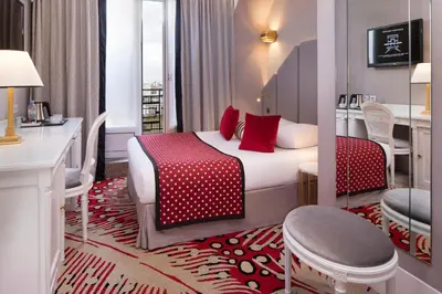 Un ou plusieurs lits dans un hébergement de l'établissement Hôtel Victor Hugo Paris Kléber