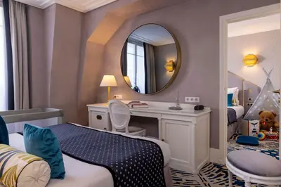 Un ou plusieurs lits dans un hébergement de l'établissement Hôtel Victor Hugo Paris Kléber