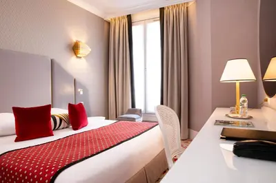 Un ou plusieurs lits dans un hébergement de l'établissement Hôtel Victor Hugo Paris Kléber
