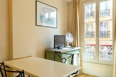 Télévision ou salle de divertissement dans l'établissement Hôtel Capfun Le Saint Germain, Paris