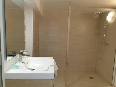 Salle de bains dans l'établissement Hôtel Capfun Le Saint Germain, Paris