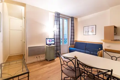 Télévision ou salle de divertissement dans l'établissement Hôtel Capfun Le Saint Germain, Paris