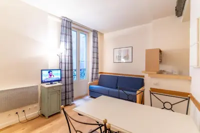 Télévision ou salle de divertissement dans l'établissement Hôtel Capfun Le Saint Germain, Paris