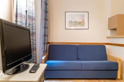 Télévision ou salle de divertissement dans l'établissement Hôtel Capfun Le Saint Germain, Paris