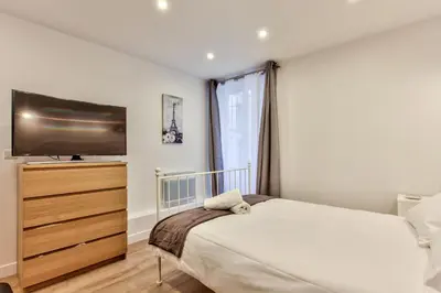 Un ou plusieurs lits dans un hébergement de l'établissement 14 Luxury Flat Eiffel Design 1
