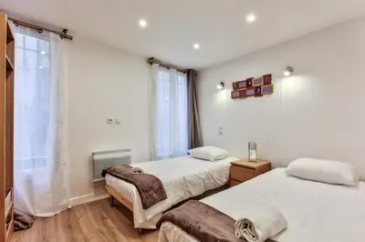 Un ou plusieurs lits dans un hébergement de l'établissement 14 Luxury Flat Eiffel Design 1