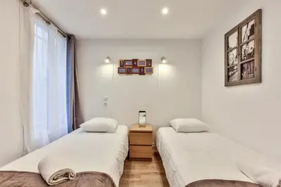 Un ou plusieurs lits dans un hébergement de l'établissement 14 Luxury Flat Eiffel Design 1