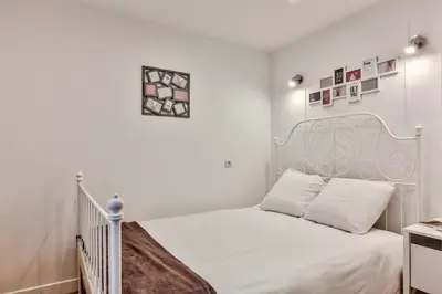 Un ou plusieurs lits dans un hébergement de l'établissement 14 Luxury Flat Eiffel Design 1