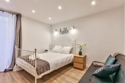 Un ou plusieurs lits dans un hébergement de l'établissement 14 Luxury Flat Eiffel Design 1