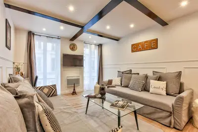 Coin salon dans l'établissement 14 Luxury Flat Eiffel Design 1