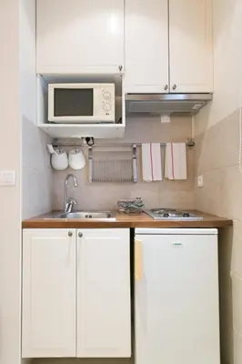 Cuisine ou kitchenette dans l'établissement Quartier Latin Apartments 3 Apartments to choose!
