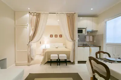 Cuisine ou kitchenette dans l'établissement Quartier Latin Apartments 3 Apartments to choose!