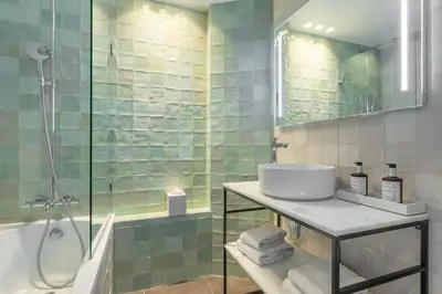 Salle de bains dans l'établissement voco Paris Montparnasse by IHG