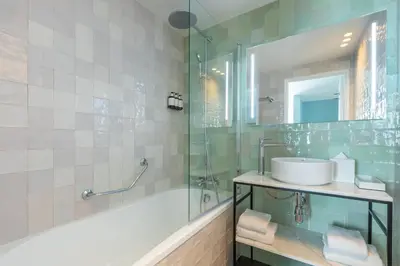 Salle de bains dans l'établissement voco Paris Montparnasse by IHG