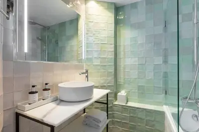 Salle de bains dans l'établissement voco Paris Montparnasse by IHG