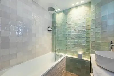 Salle de bains dans l'établissement voco Paris Montparnasse by IHG