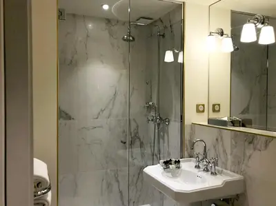 Salle de bains dans l'établissement Hôtel Mayfair Paris