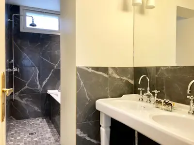 Salle de bains dans l'établissement Hôtel Mayfair Paris