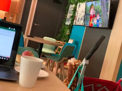 Télévision ou salle de divertissement dans l'établissement Holiday Inn Paris Montmartre by IHG