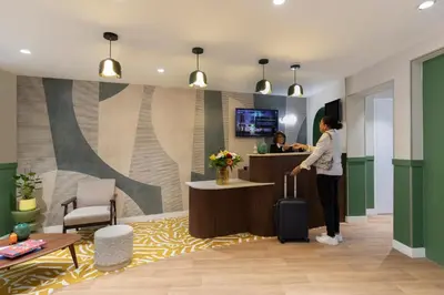 Télévision ou salle de divertissement dans l'établissement Ibis Styles Paris Jardin de la Villette - Rénové en 2025