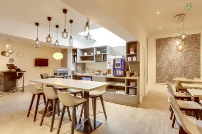 Cuisine ou kitchenette dans l'établissement Hotel Courseine