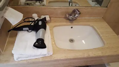 Salle de bains dans l'établissement Hôtel Média