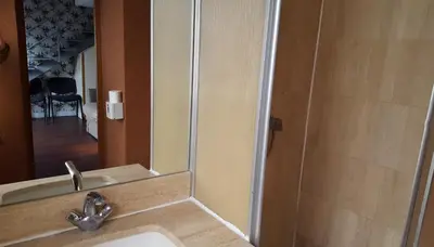 Salle de bains dans l'établissement Hôtel Média