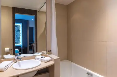 Salle de bains dans l'établissement Central Hotel Paris