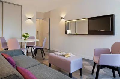 Télévision ou salle de divertissement dans l'établissement Citadines Trocadéro Paris
