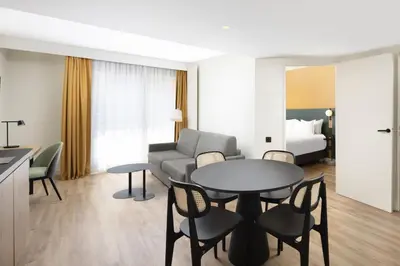 Un ou plusieurs lits dans un hébergement de l'établissement Residence Inn by Marriott Paris Didot Montparnasse