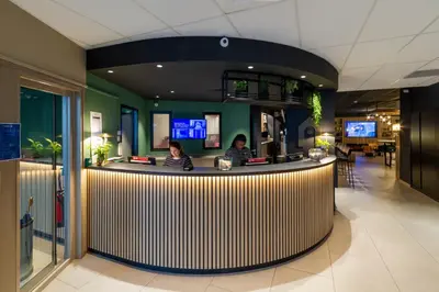 Télévision ou salle de divertissement dans l'établissement Campanile Prime Paris 19 - La Villette