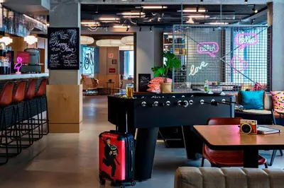 Coin salon dans l'établissement Moxy Paris Bastille
