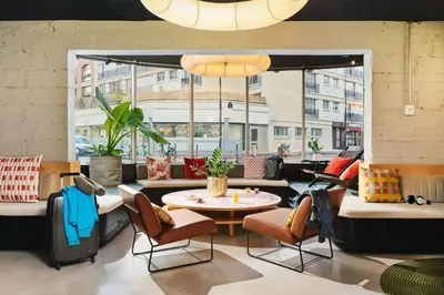 Coin salon dans l'établissement Moxy Paris Bastille