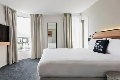 Un ou plusieurs lits dans un hébergement de l'établissement Moxy Paris Bastille