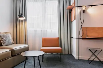 Coin salon dans l'établissement Moxy Paris Bastille