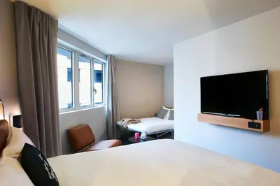 Télévision ou salle de divertissement dans l'établissement Moxy Paris Bastille