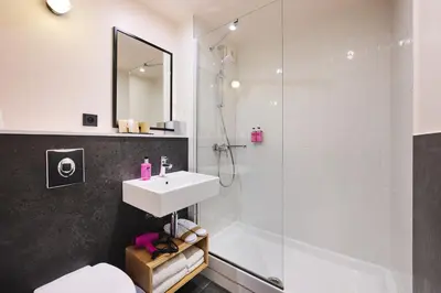 Salle de bains dans l'établissement Moxy Paris Bastille