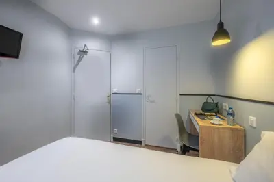 Un ou plusieurs lits dans un hébergement de l'établissement Hotel Lilas Blanc