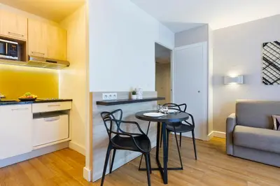 Cuisine ou kitchenette dans l'établissement Citadines Tour Eiffel Paris