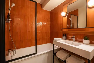 Salle de bains dans l'établissement Citadines République Paris
