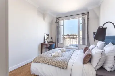 Un ou plusieurs lits dans un hébergement de l'établissement GuestReady - Designer Apartment - Eiffel Tower View!