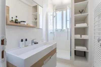 Salle de bains dans l'établissement GuestReady - Designer Apartment - Eiffel Tower View!