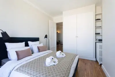 Un ou plusieurs lits dans un hébergement de l'établissement GuestReady - Designer Apartment - Eiffel Tower View!