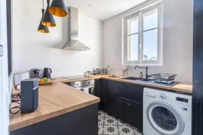 Cuisine ou kitchenette dans l'établissement GuestReady - Designer Apartment - Eiffel Tower View!