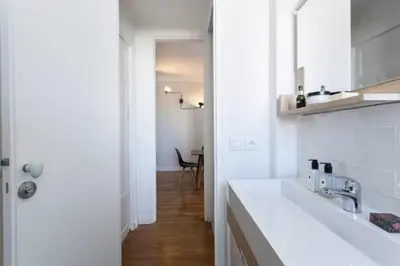 Cuisine ou kitchenette dans l'établissement GuestReady - Designer Apartment - Eiffel Tower View!