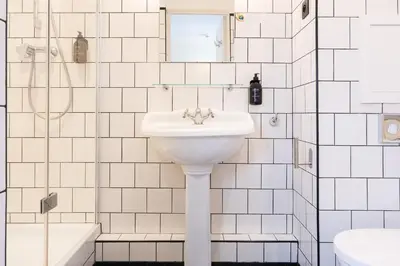 Salle de bains dans l'établissement Hôtel BASSS