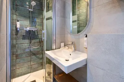 Salle de bains dans l'établissement Hotel Apolonia Paris Mouffetard, Sure Hotel Collection by Best Western