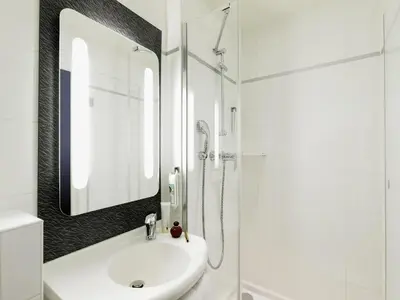 Salle de bains dans l'établissement ibis Paris Gare du Nord TGV