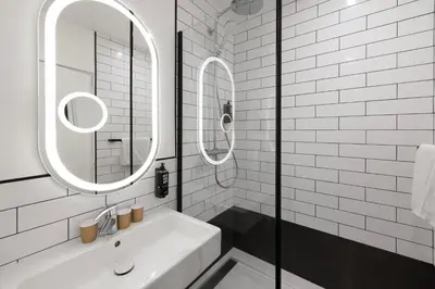 Salle de bains dans l'établissement ibis Paris Gare du Nord TGV